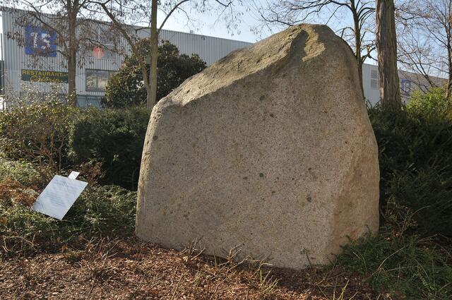 Naturdenkmal: Findling auf dem Messegelände.