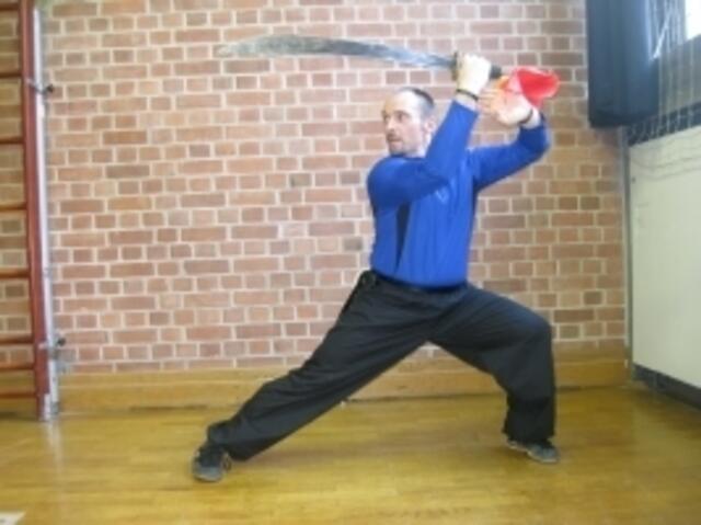 Der Kung-Fu-Trainer des TSV, Thomas Bordon Petersen, bei der Übung mit dem Schwert