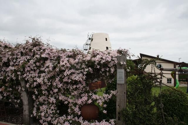 der Zaun besteht aus Teilen einer in Bad Münder abgerissenen Wassermühle