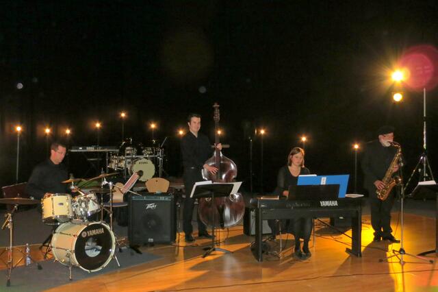 Die „Papa-Lipp-Combo“ (v. l.) Oliver Stahl, Daniel Brackenhofer, Petra Stahl und Manfred-Andreas Lipp umrahmte mit Dinnermusik in einem 5-stündigen Engagement elegant und dezent den offiziellen Teil des Jubiläumsabends und lud bei prächtigem Ambiente, das Werner Schilberts und Karl Mießl in die Halle zauberten, auch zum Tanzen ein.