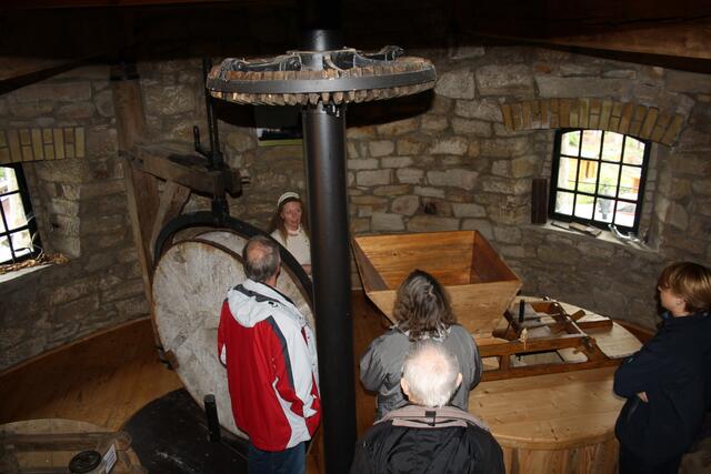 Frau Schlange erklärt den Besuchern die Technik der Mühle