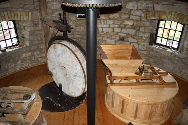 die eiserne Königswelle in der Mitte des Mühlenturm