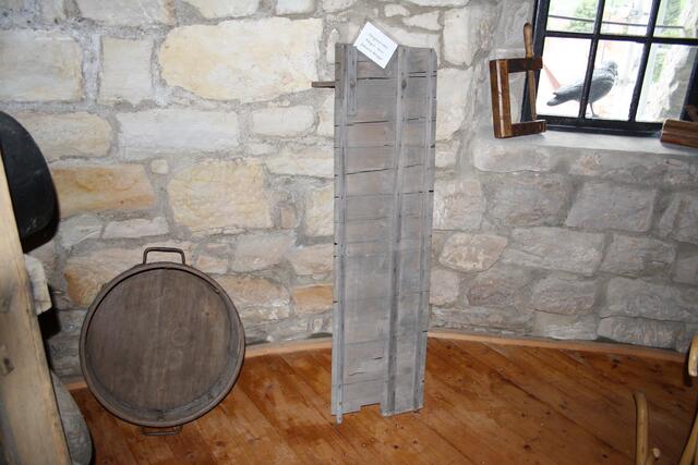 eine Original-Holzschindel der ehemaligen Mühlenflügel