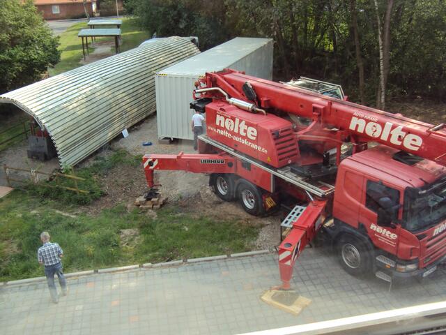 Der Kran hat seine Schuldigkeit getan: der Container steht.