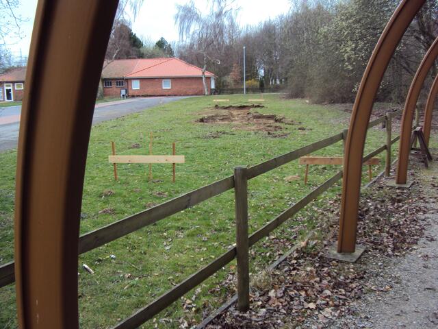 Die Fundamente sind vorbereitet und reißen ein häßliches Loch in die Wiese.