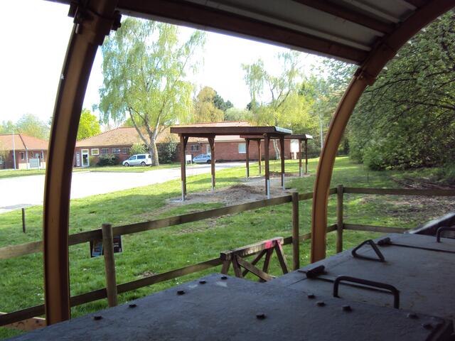 Die Carports stehen, nur die Alu-Einfassungen und Regenrinnen fehlen noch.