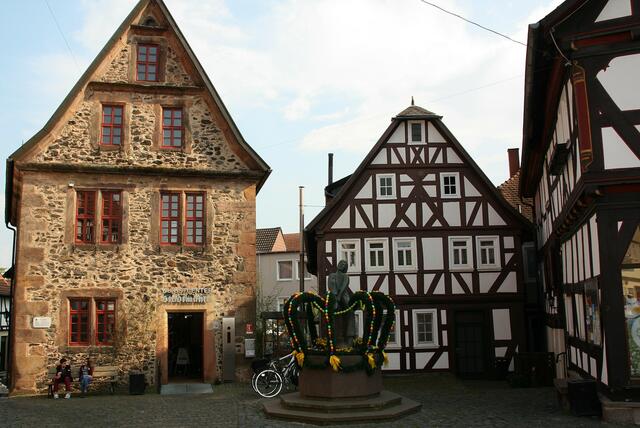 Die "Stadtmühle" (links) hinter dem "Strumpfdenkmal" wurde bereits 1398 urkundlich erwähnt. Bis vor wenigen Jahren beherbergte sie das „Töpferhaus“ (fast 500 Jahre Töpferhandwerk). Seit 2006 ist das Tourist-Center in dem schönen alten Gebäude untergebracht.