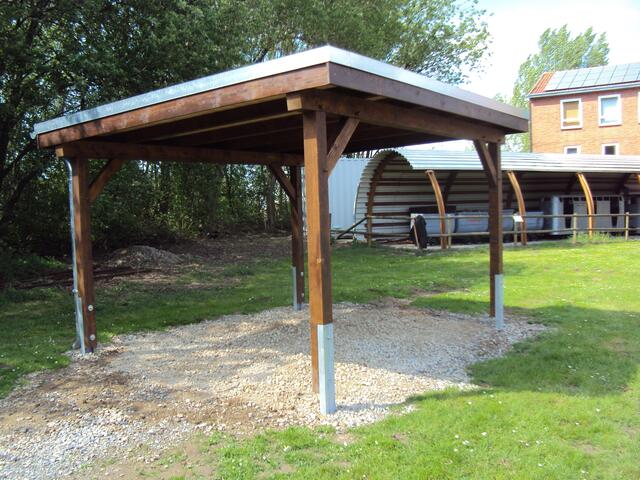 Die beiden Carports sind jetzt fix und fertig und bereit, Gleise und Exponate zu beschützen.