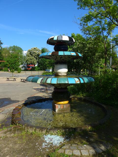 Springbrunnen an der Vorderseite.