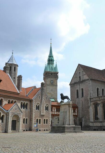 Burgplatz Braunschweig mit Burg Dankwarderode, Rathaus, Burglöwe und Dom (von links nach rechts) (Foto: Katja Woidtke)