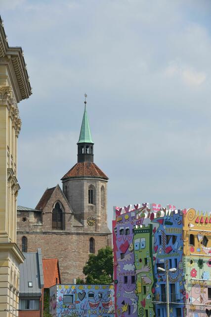 Gleich hinter dem Braunschweiger Schloss schließt sich das Magniviertel mit der Kirche St. Magni und dem poppigen Happy RIZZI House des New Yorker Künstlers James Rizzi an. (Foto: Katja Woidtke)