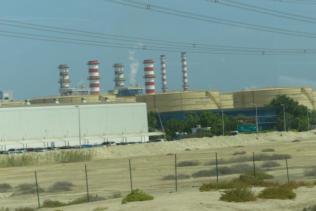 5. Tag: Fahrt nach Abu Dhabi ......Wasserkläranlagen, Industrieanlagen, Gebäude zur Stromerzeugung Baustellen ohne Ende ....etc ..... am Wegesrand ....