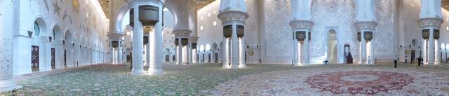 der Teppich "an einem Stück" .... zwei Jahre lang von über 1200 Frauen gewebt und in der  Moschee zusammengeknüft