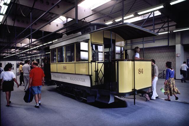 In einer Wagenhalle stand ein uralter Straßenbahnwagen.