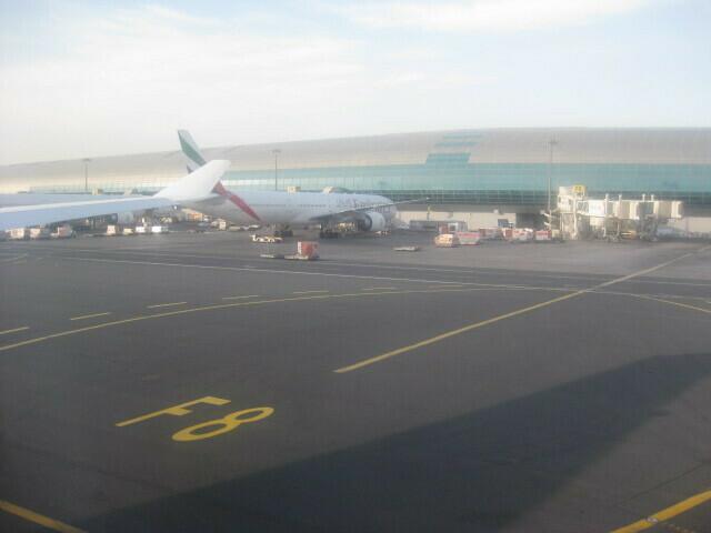 Flughafen in Dubai morgens um 6 Uhr