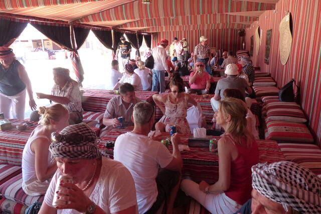 Leckeres Mittagessen im Beduinenzelt