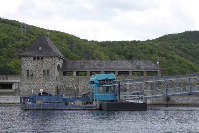 Teil der Sperrmauer und vom Schiffsanleger