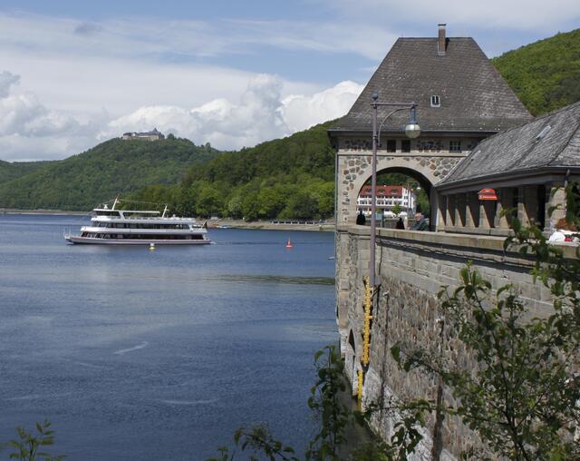 Hinten ist Schloss Waldeck zu erkennen