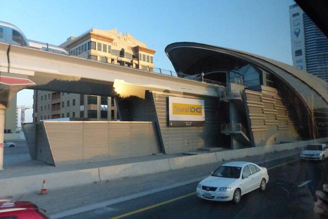 ein Metro-Eingang in Dubai ..... in der Kernstadt nterirdisch, sonst verläuft sie "oben"