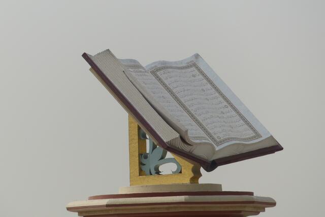 Koran in Übergröße mitten auf dem Koranplatz