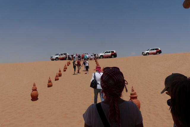 Zurück zu den Jeeps - jetzt kommt mir der Sand noch heißer vor ..... auf das kostenlose Kamelreiten haben fast alle verzichtet .....