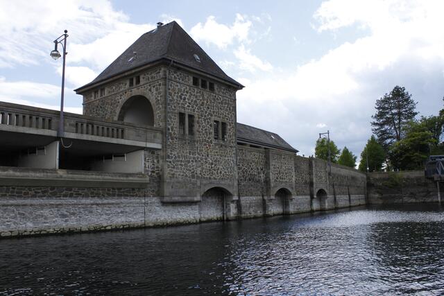 An der Mauer von der Wasserseite aus