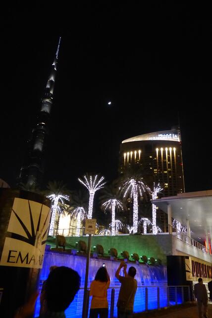 Eingang zur Mall Dubai Marina --- Festival City -- Wsserspiele mit wechselnden Farben