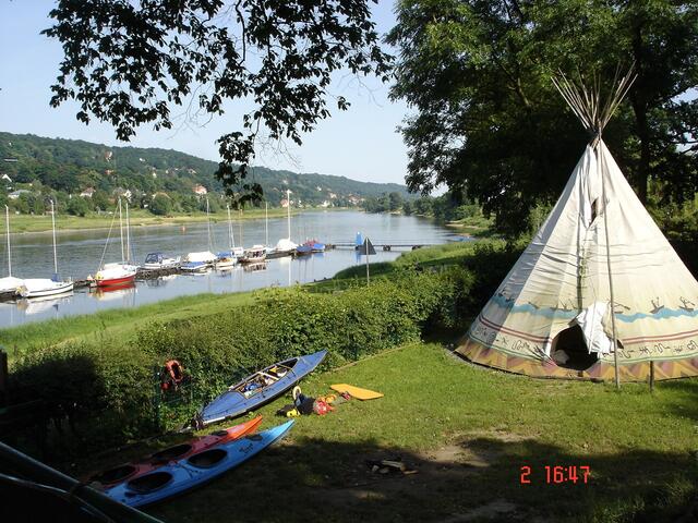 3)Kanuvereine, hier "Verein Kanusport " VK-Dresden, vermitteln Sicherheit, achten auf ordentlichen Umgang mit der Natur und bieten einfache Quartiere! Sie fördern somit den Tourismus! Georg Tillberg, links, (verstorben 01.08.14)  und Walter Deppe 2004 auf 500Km Elbetour. Dieser Verein hält für Gäste sogar ein geräumiges Zelt bereit!  _ http://www.haz-trauer.de/38788625-traueranzeige-georg-tillberg _ http://www.myheimat.de/hannover-mitte/politik/leineland-buerger-gestalten-mith-gruenespd-nieders-regierung | Foto: Akener Kanuten