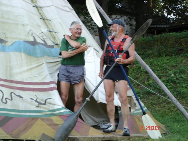 2)Kanuvereine, hier "Verein Kanusport " VK-Dresden, vermitteln Sicherheit, achten auf ordentlichen Umgang mit der Natur und bieten einfache Quartiere! Sie fördern somit den Tourismus!     Georg Tillberg, links, (verstorben 01.08.14)  und Walter Deppe 2004 auf 500Km Elbetour. Dieser Verein hält für Gäste sogar ein geräumiges Zelt bereit!  _ _ http://www.myheimat.de/hannover-mitte/politik/leineland-buerger-gestalten-mith-gruenespd-nieders-regierung- | Foto: Akener Kanuten