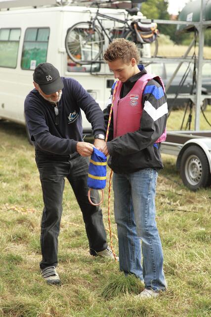11)Kanumieter werden in die Handhabung der Wurf-Rettungsleine eingewiesen. Hier die Greifübung. Der sportlichste befestigt sich die Leine an der Schwimmweste. Mit der Leine kann man z.B. eine unter Büschen eingeklemmte Person bergen! | Foto: Torsten Hasse
