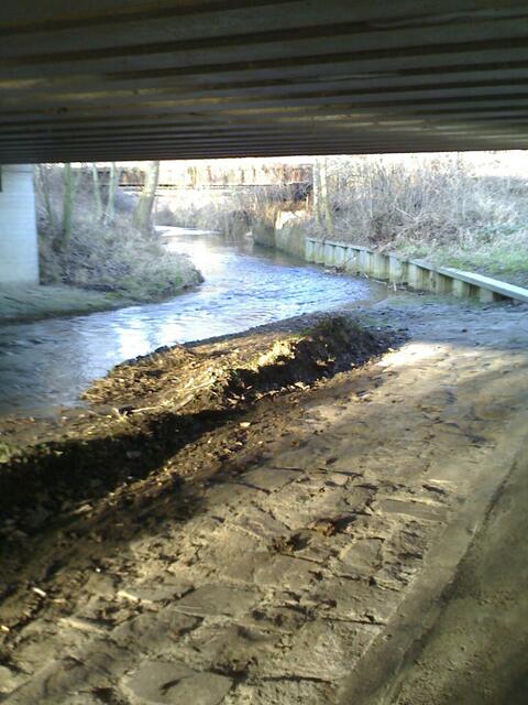Alfeld, Brunkensen. Die Glene, linker Zufluß zur Leine, kommt aus Richtung Lippoldshöhle. Hier stromab 1Km vor der Mündung.               Kanu Touren im LeineLand…:
http://www.myheimat.de/hannover-mitte/freizeit/kanu-touren-im-leineland-auf-nebenfluessen-innerste-und-rhume-ab-hannover-nach-ost-und-west-oder-auf-aller-und-weser-bis-zur-nordsee-d2486258.html