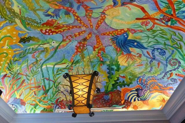 farbenprächtige Mosaike an der Decke ....