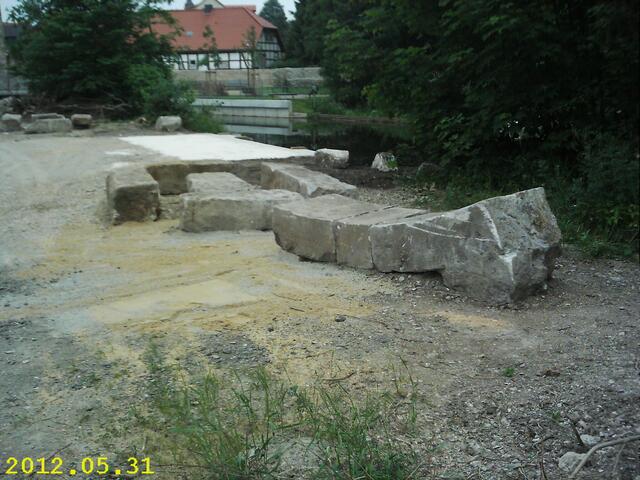 Gronau: Kanu-Ufertreppe (An-Ableger) mit unkaputtbaren Vorplatzmöbeln.           Kanu Touren im LeineLand…:
http://www.myheimat.de/hannover-mitte/freizeit/kanu-touren-im-leineland-auf-nebenfluessen-innerste-und-rhume-ab-hannover-nach-ost-und-west-oder-auf-aller-und-weser-bis-zur-nordsee-d2486258.html