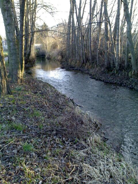 Alfeld, Brunkensen. Die Glene, linker Zufluß zur Leine, kommt aus Richtung Lippoldshöhle.      Kanu Touren im LeineLand…:
http://www.myheimat.de/hannover-mitte/freizeit/kanu-touren-im-leineland-auf-nebenfluessen-innerste-und-rhume-ab-hannover-nach-ost-und-west-oder-auf-aller-und-weser-bis-zur-nordsee-d2486258.html