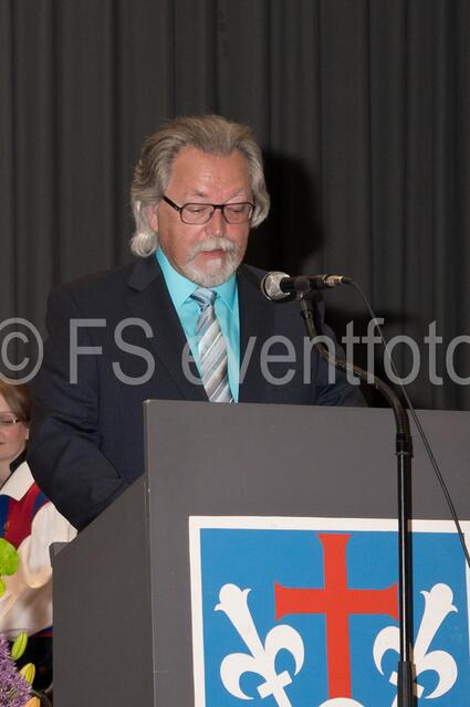 "Ich bin dann mal weg!" - Nach 12 Jahren Amtszeit als Bürgermeister für Friedberg verabschiedet sich Dr. Peter Bergmair als Friedbergs Rathaus-Chef. Im Bild Roland Fuchs bei der Abschiedsrede