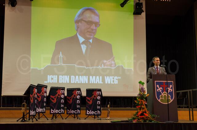 "Ich bin dann mal weg!" - Nach 12 Jahren Amtszeit als Bürgermeister für Friedberg verabschiedet sich Dr. Peter Bergmair als Friedbergs Rathaus-Chef. Am Rednerpult: Friedbergs Bürgermeister Roland Eichmann