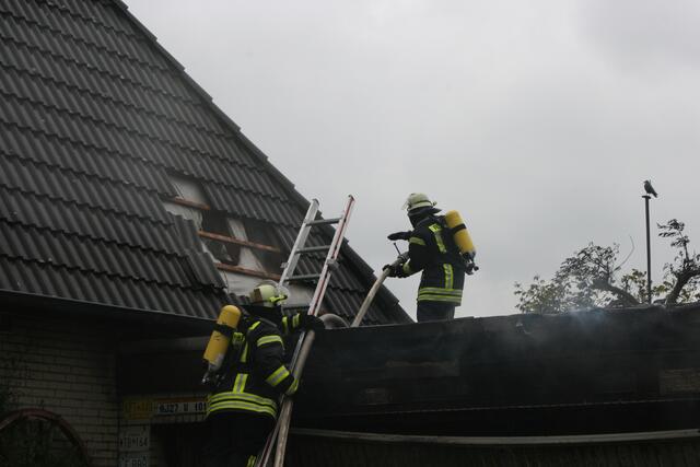 Das Feuer hat auf den Dachstuhl des Wohnhauses übergegriffen. Durch den umsichtigen Löscheinsatz wird größerer Schaden vermieden.
