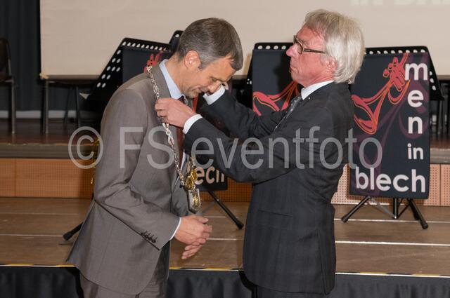 "Ich bin dann mal weg!" - Nach 12 Jahren Amtszeit als Bürgermeister für Friedberg verabschiedet sich Dr. Peter Bergmair als Friedbergs Rathaus-Chef. Übergabe der Amtskette an den Nachfolger Roland Eichmann