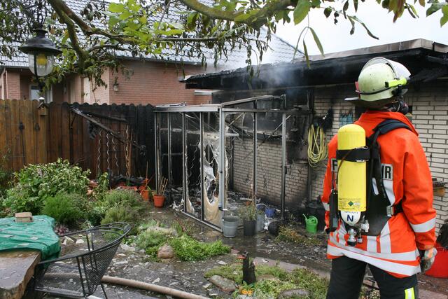Auch das Gewächshaus hinter der Garage wird Opfer der Flammen