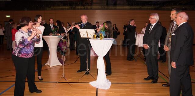 "Ich bin dann mal weg!" - Nach 12 Jahren Amtszeit als Bürgermeister für Friedberg verabschiedet sich Dr. Peter Bergmair als Friedbergs Rathaus-Chef. Gereon Trier und sein Querflöten-Quartett
