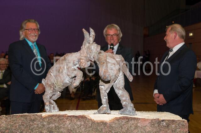 "Ich bin dann mal weg!" - Nach 12 Jahren Amtszeit als Bürgermeister für Friedberg verabschiedet sich Dr. Peter Bergmair als Friedbergs Rathaus-Chef. Abschiedsgeschenk der Stadt: Eine Skulptur des Bildhauers Wolfgang Auer