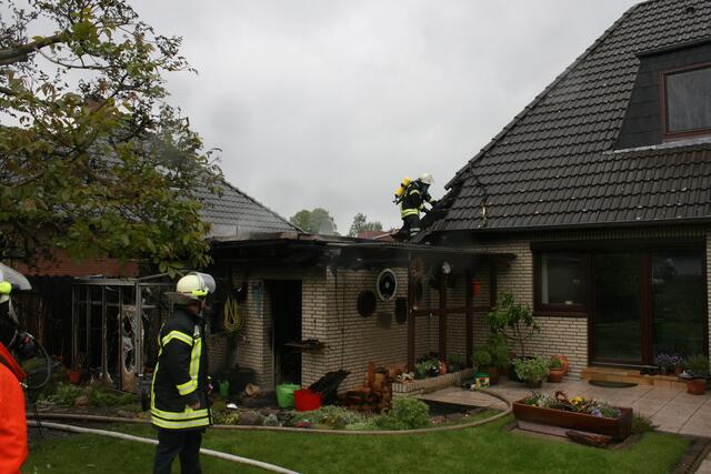 Löscharbeiten am Dach