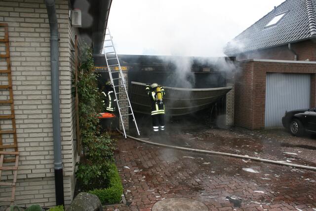 Das Flachdach ist bereist ausgebrannt, letzte Glutnester werden gelöscht