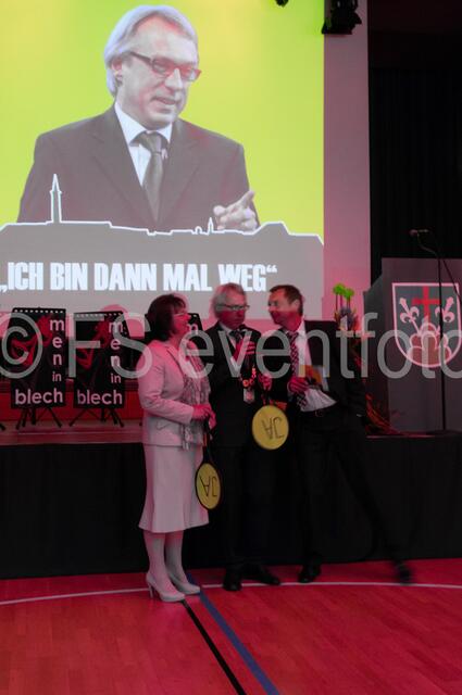 "Ich bin dann mal weg!" - Nach 12 Jahren Amtszeit als Bürgermeister für Friedberg verabschiedet sich Dr. Peter Bergmair als Friedbergs Rathaus-Chef. Fragen zum Eheleben beantworteten Johanna und Peter Bergmair mit Bravour