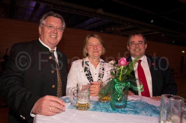 "Ich bin dann mal weg!" - Nach 12 Jahren Amtszeit als Bürgermeister für Friedberg verabschiedet sich Dr. Peter Bergmair als Friedbergs Rathaus-Chef. v.l.: Thomas Treffler mit Ehefrau und Bernd Bante