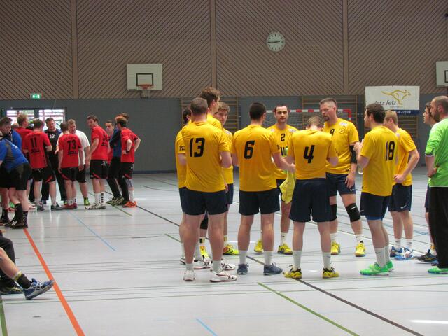 Der TSV Neusäß und der TSV Schwabmünchen beim Team- Timeout.
