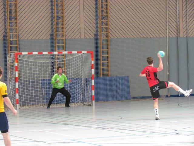 Der Neusäßer Florian Schmidt beim 7- Meter Strafwurf.
