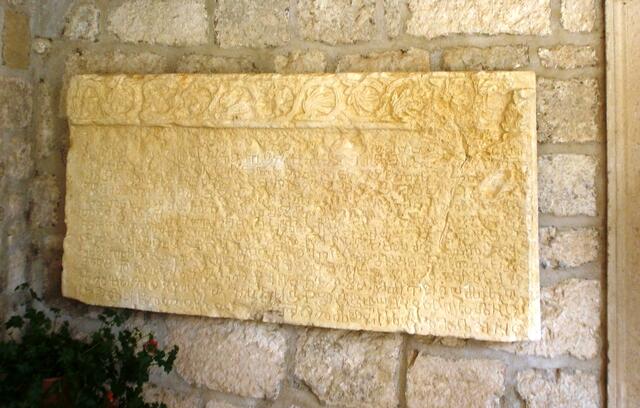 Die Tafel von Baska. Der Text der Tafel lautet: „Im Namen des Vaters, des Sohnes und des Heiligen Geistes schrieb ich, Abt Držiha über das Grundstück, das König Zvonimir, kroatischer König, zu seiner Zeit der Heiligen Luzia gab und als Zeugen: Desimir, Gespann von Krbava, Mratinac in Lika, Pribina Abgesandter in Vinodol und Jakov auf der Insel. Wer das verleugne soll ihn Gott und 12 Apostels und 4 Evangelisten und die heilige Luzia verfluchen. Amen. Wer hier lebt, soll für sie beten. Ich, Abt Dobrovit erric