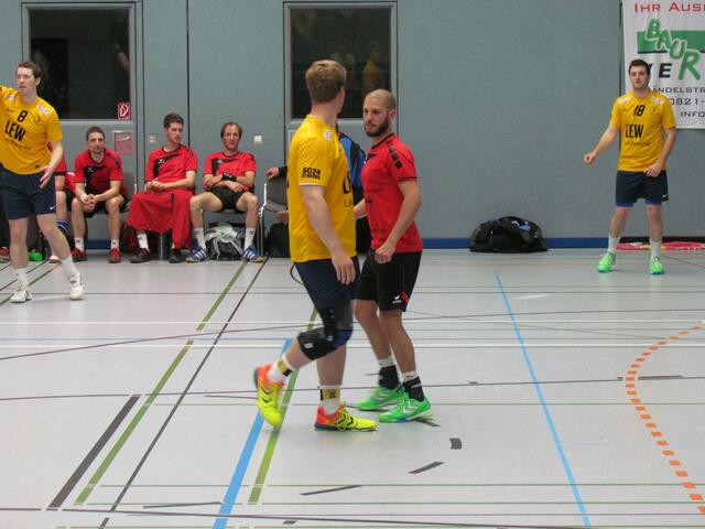 Heißer Tanz auf dem Hallenparkett von Benedict Prix und einem Schwabmünchner Gegenspieler.