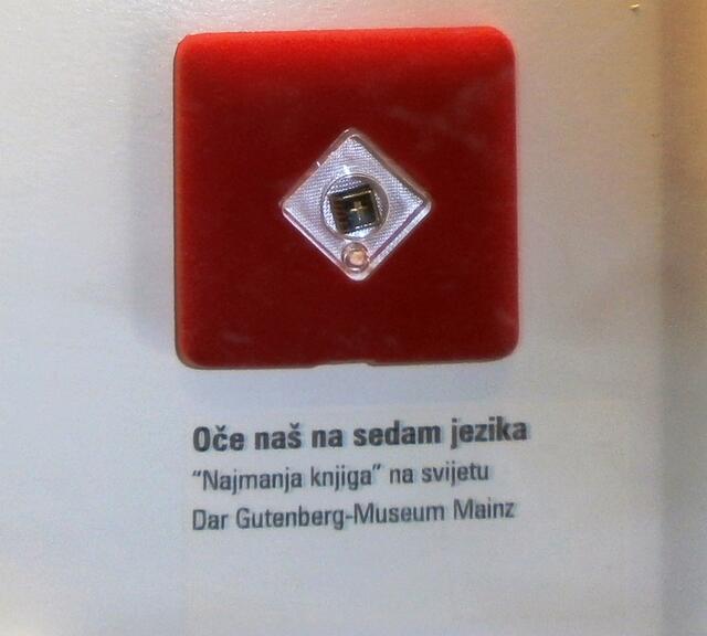in der Mitte das Scharze ist das kleinste buch der Welt.